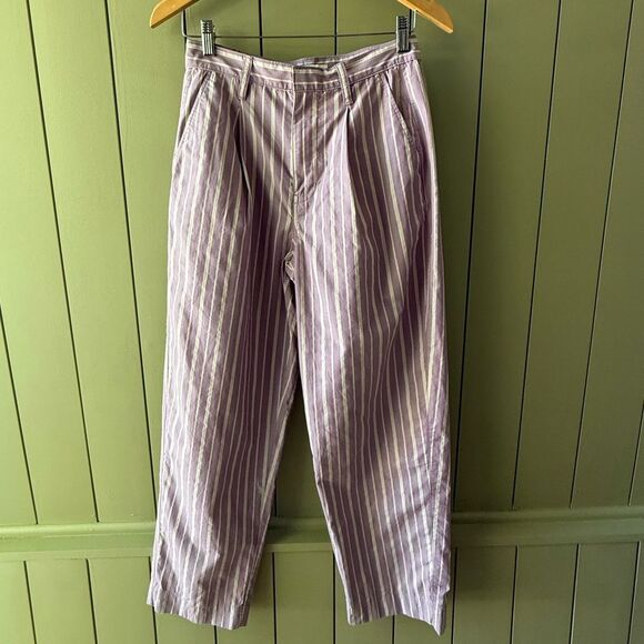 Madewell Pleated Tapered-Leg Pants in Signature Poplin in Antique Purple - Picture 9 of 10